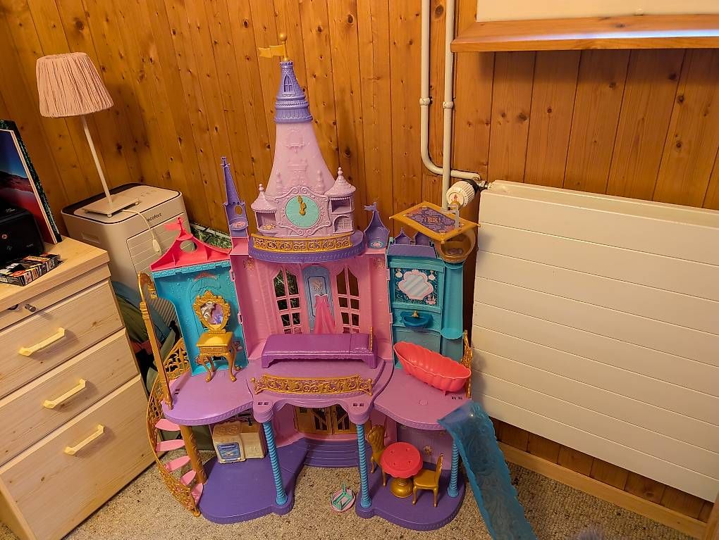 Case e mobili per bambole: Barbie Schloss – Usato da Köniz venduto da lauralinda2024 2
