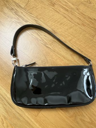 BY FAR Tasche schwarz Lackleder Schultertasche guter Zustand