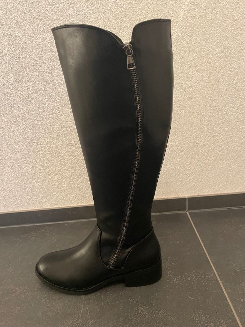 Scarpe da donna: Neuer eleganter schwarzer Stiefel, Grösse 39 – Usato da Niederweningen venduto da sho_mb8y 1