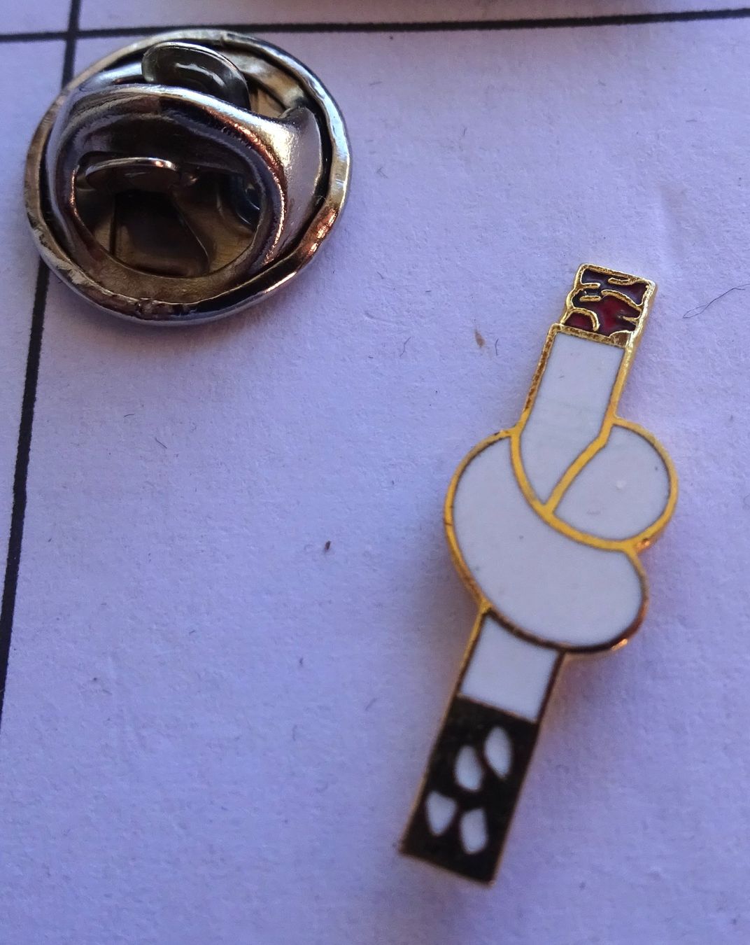 Plaquettes & Badges: Pin Cigarette mit Knopf Filter – D'occasion à Utzenstorf par BUtter81