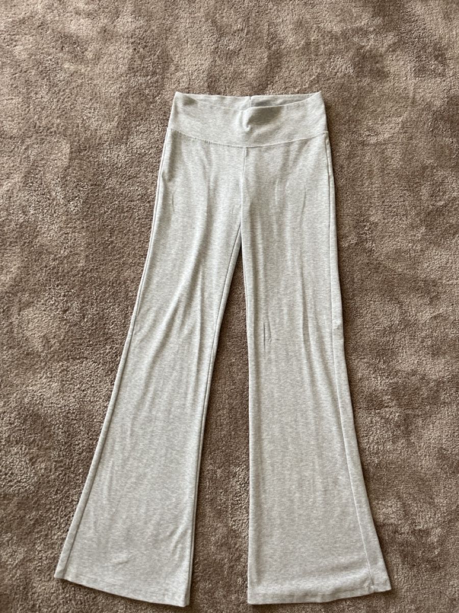 Bershka Leggings: Leggings flare Bershka M gris clair – Nuovo (secondo la descrizione) da Lausanne venduto da mae_dj7r