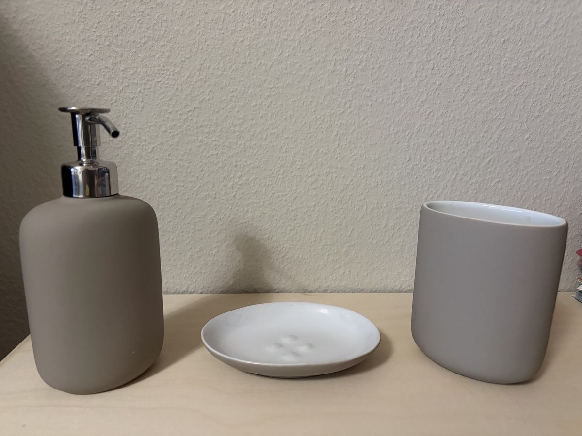 Ikea Portasapone: Ensemble d'accessoires de salle de bain gris beige – Usato da Grand-Lancy venduto da tbi_sk5l