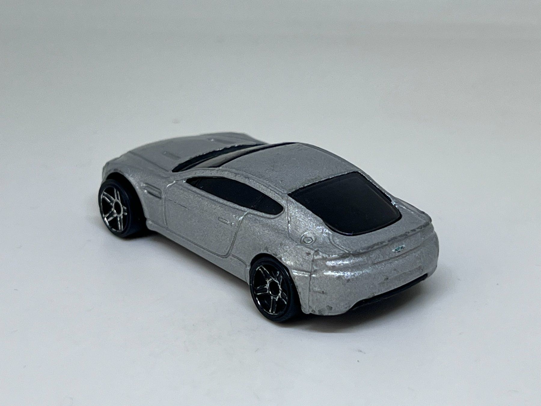 Hot Wheels Modellini d'auto: Hot Wheels Aston Martin V8 Vantage #72 – Usato da Wildegg venduto da LaaBoutique 2
