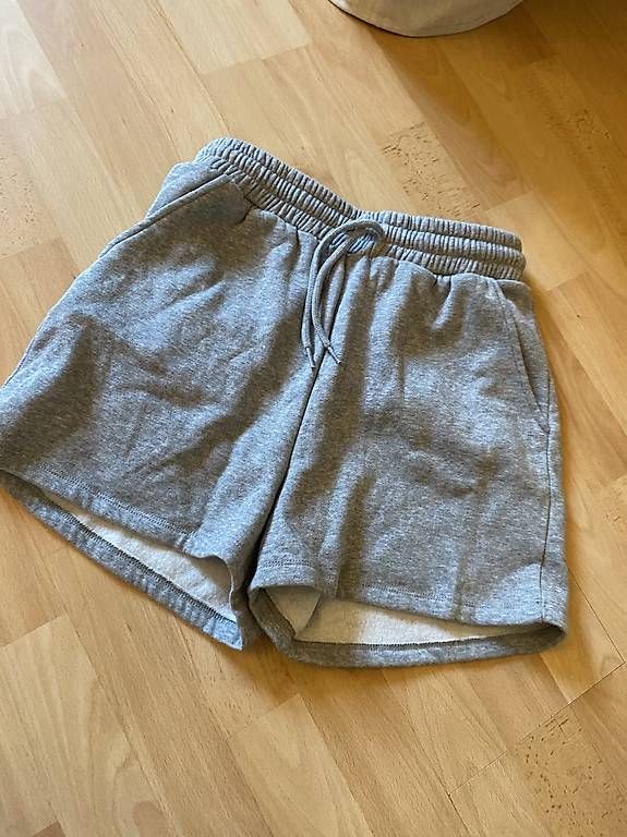 Pieces Pantaloni: Shorts grau Baumwolle Hose – Usato da Bern venduto da n-dine