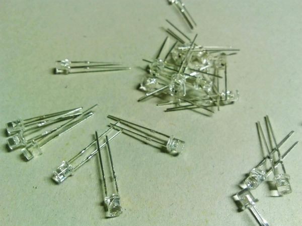Componenti elettronici: Flachkopf-LED 3mm warmwhite 20 Stück – Nuovo (secondo la descrizione) da Luzern venduto da Salefactory 1