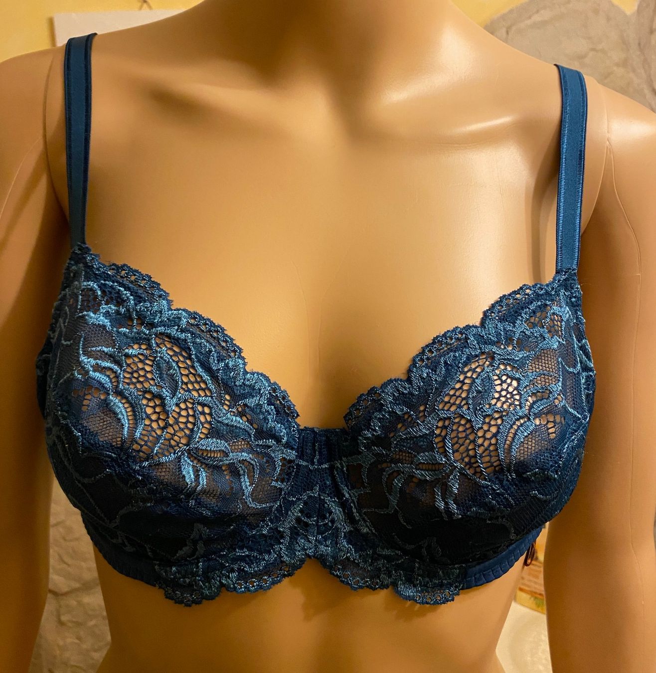 Beldona Altra biancheria intima: Beldona Bügel-BH mit Spitze, Grösse 75C – Usato da Mülligen venduto da Chleeblatt1941