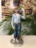 Porzellanfigur Knabe mit Früchtekorb auf der Schulter !
