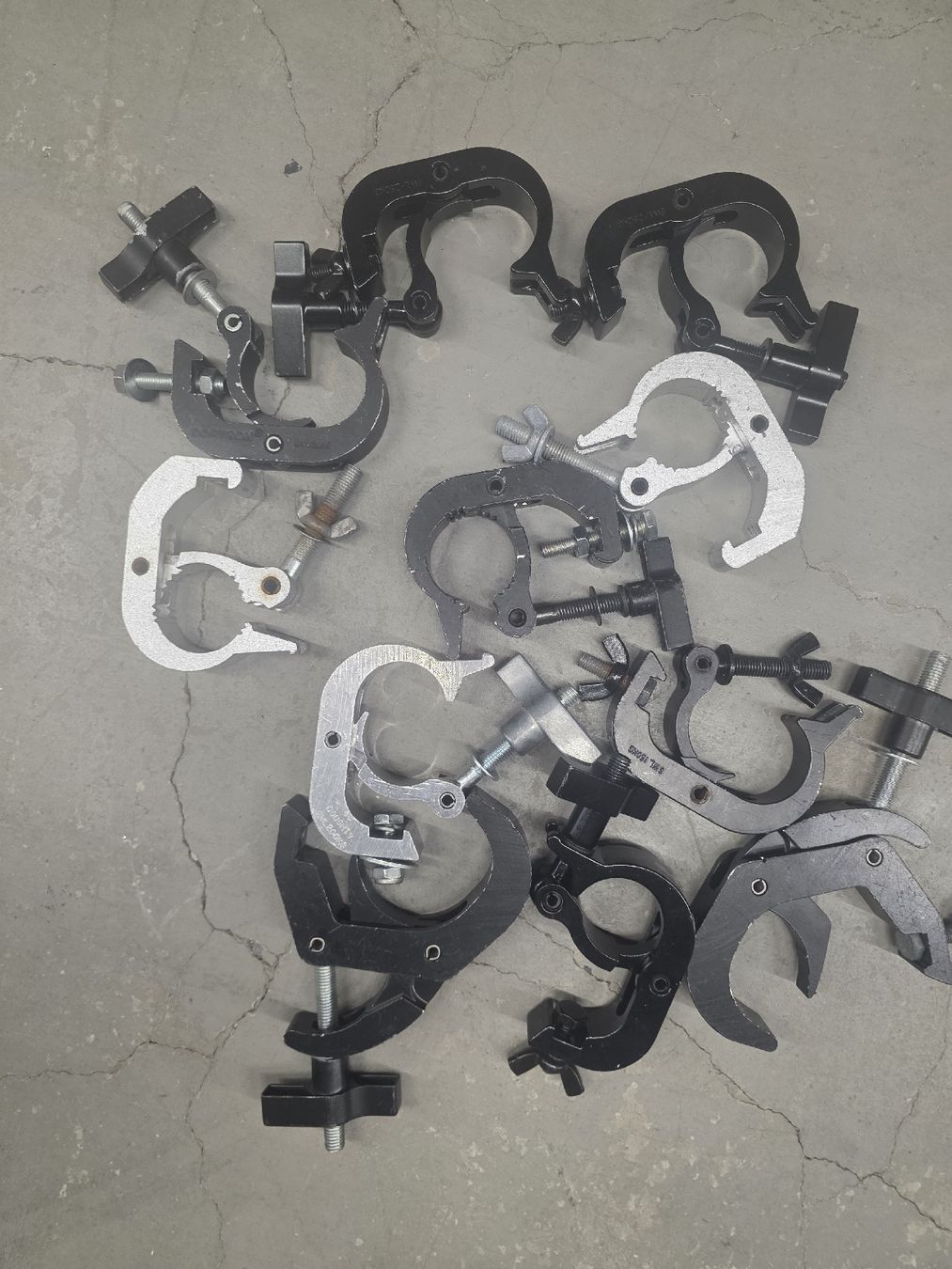 Supporti a parete: div Clamps/Rohrschelle – Usato da Fehraltorf venduto da eventag