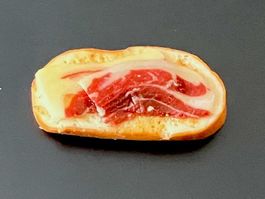 Rohschinken auf Brot für Puppenstuben. Handarbeit/Italien.