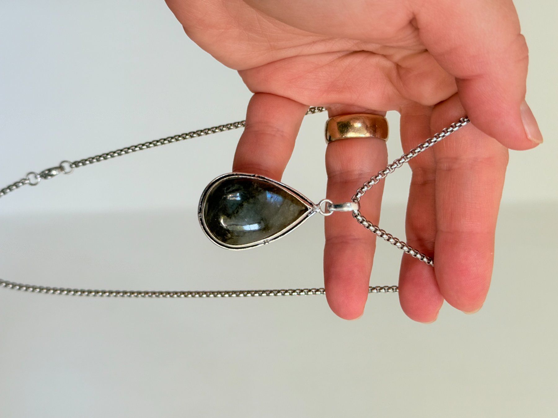 Ketten: Collier avec pendentif labradorite – Neu und originalverpackt aus Genève von AGBERG 3