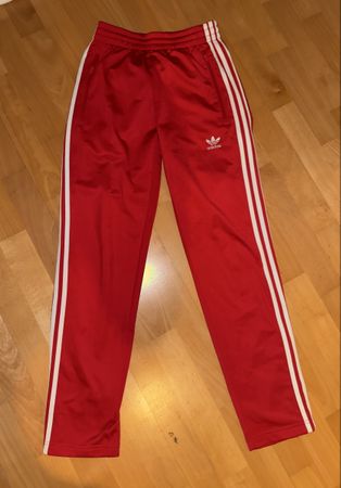 Rote Adidas Trainingshose Gr. XS - Perfekt für den Sommer!