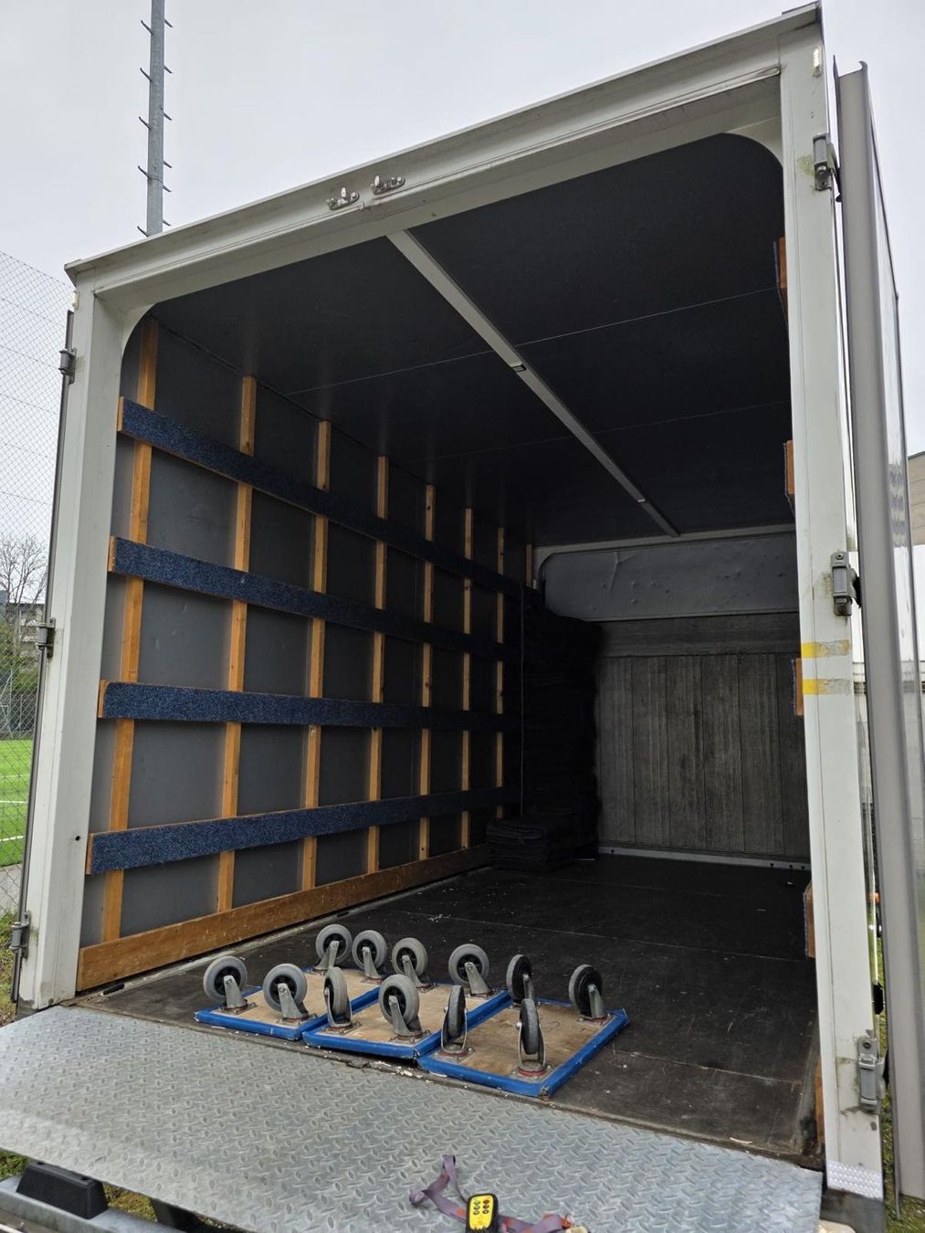 Vezeko Rimorchi: Anhänger 3.5t mit Hebebühne – Usato da Hunzenschwil venduto da mab_786b 3