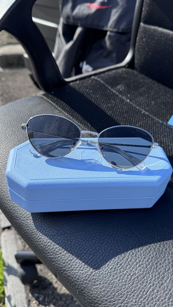 Swarovski Occhiali & Lenti: Summer Shades: Stylish Sunglasses - Silver Frame, Lightly Us – Nuovo e nell'imballaggio originale da Stäfa venduto da Pandorasbox2021