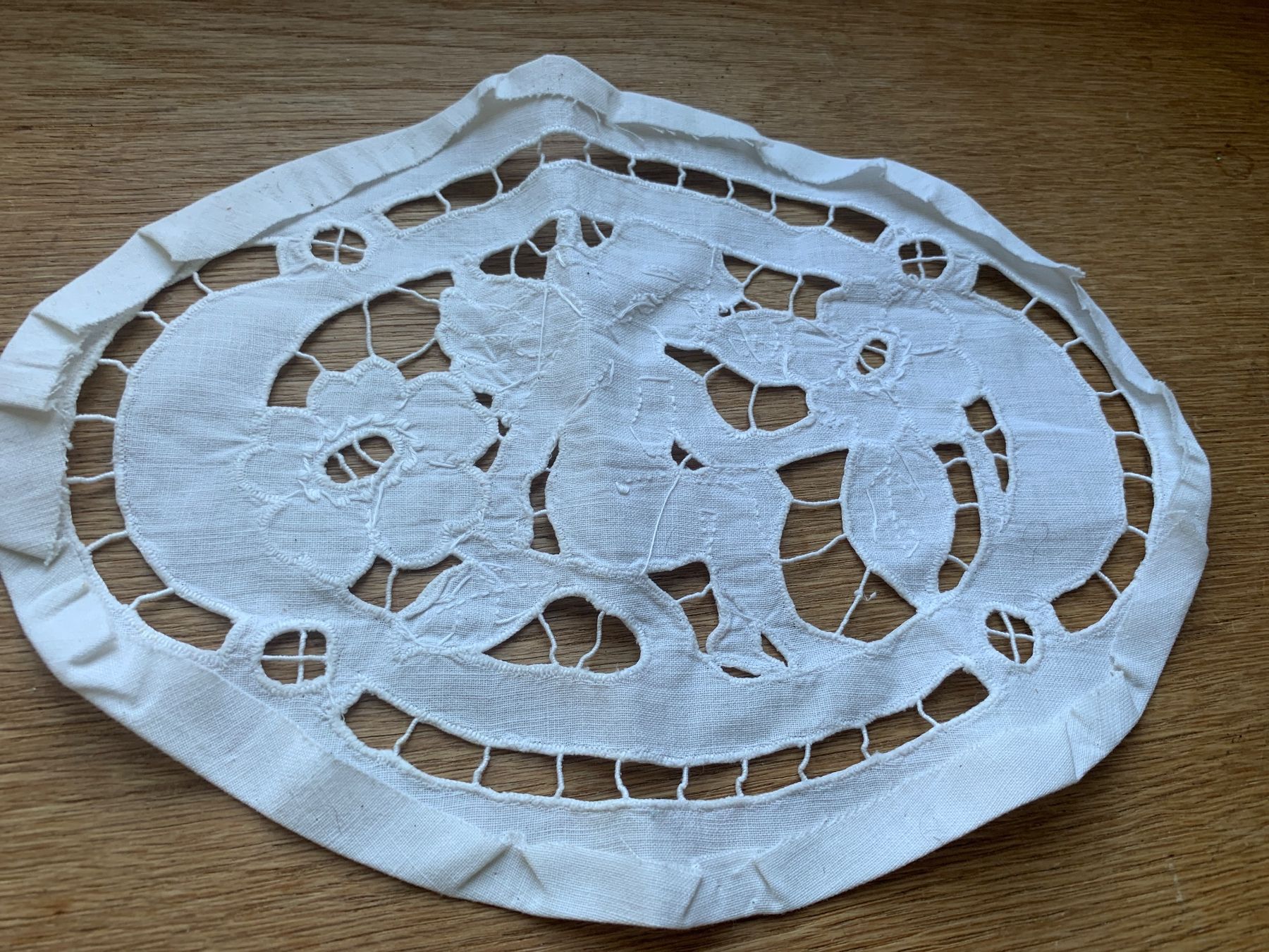Autre linge de table: Antikes Deckchen mit Engelmotiv  gestickt – D'occasion à Richterswil par Moii89 1