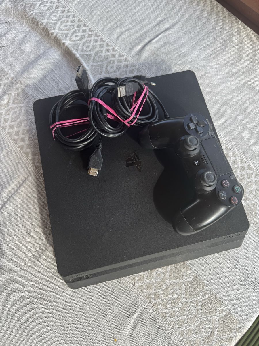 Sony Console: PS4 with controller and cables  – Nuovo (secondo la descrizione) da Aigle venduto da 029_mbn
