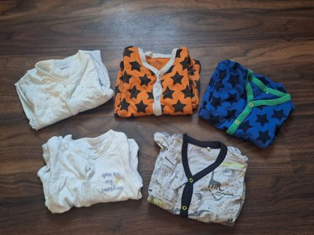 5 Pyjamas Einteiler Grösse 86/92 verschiedene Farben