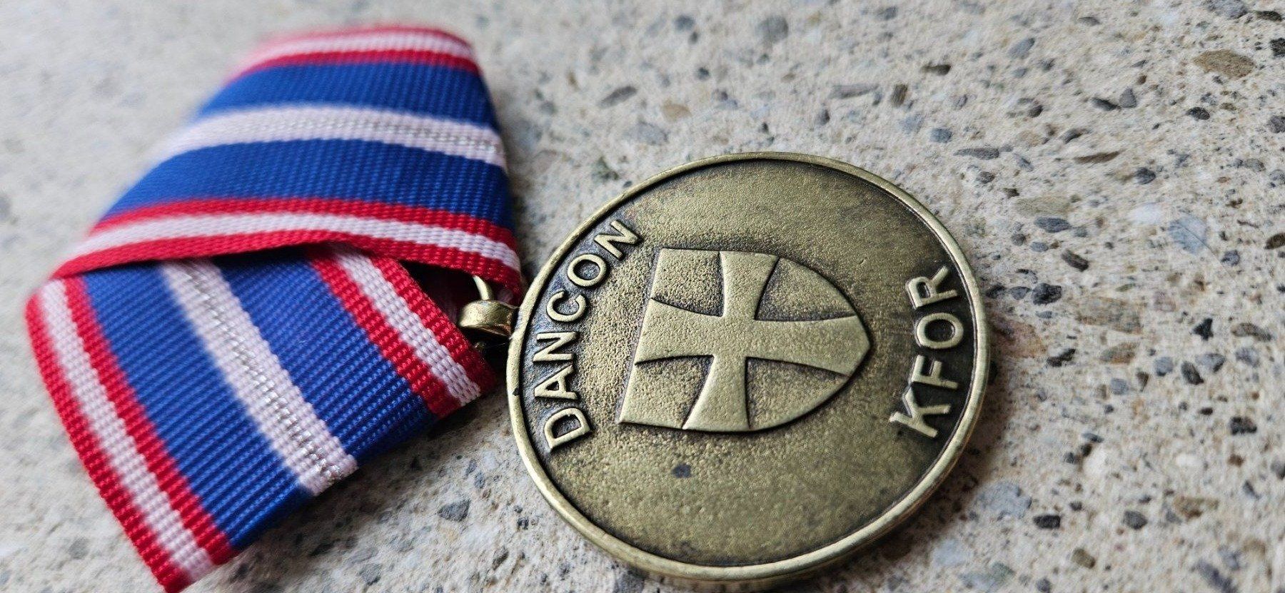 Schweizer Armee Placchette & Badge: *** Dancon Marsch Auszeichnung Swisscoy Einsatz *** – Nuovo e nell'imballaggio originale da Riedholz venduto da fr_sIruP 1