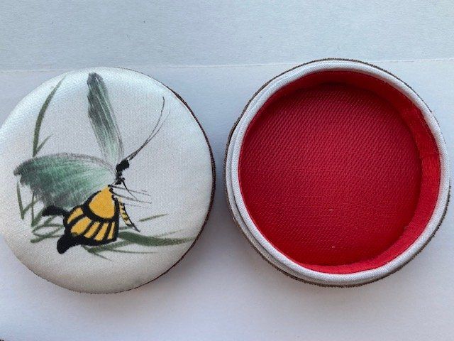 Alle Dekorationen: Dose mit Katzenmotiven auf Seidenstoff, Durchmesser 16 cm – Gebraucht aus Pratteln von Dollshop 5