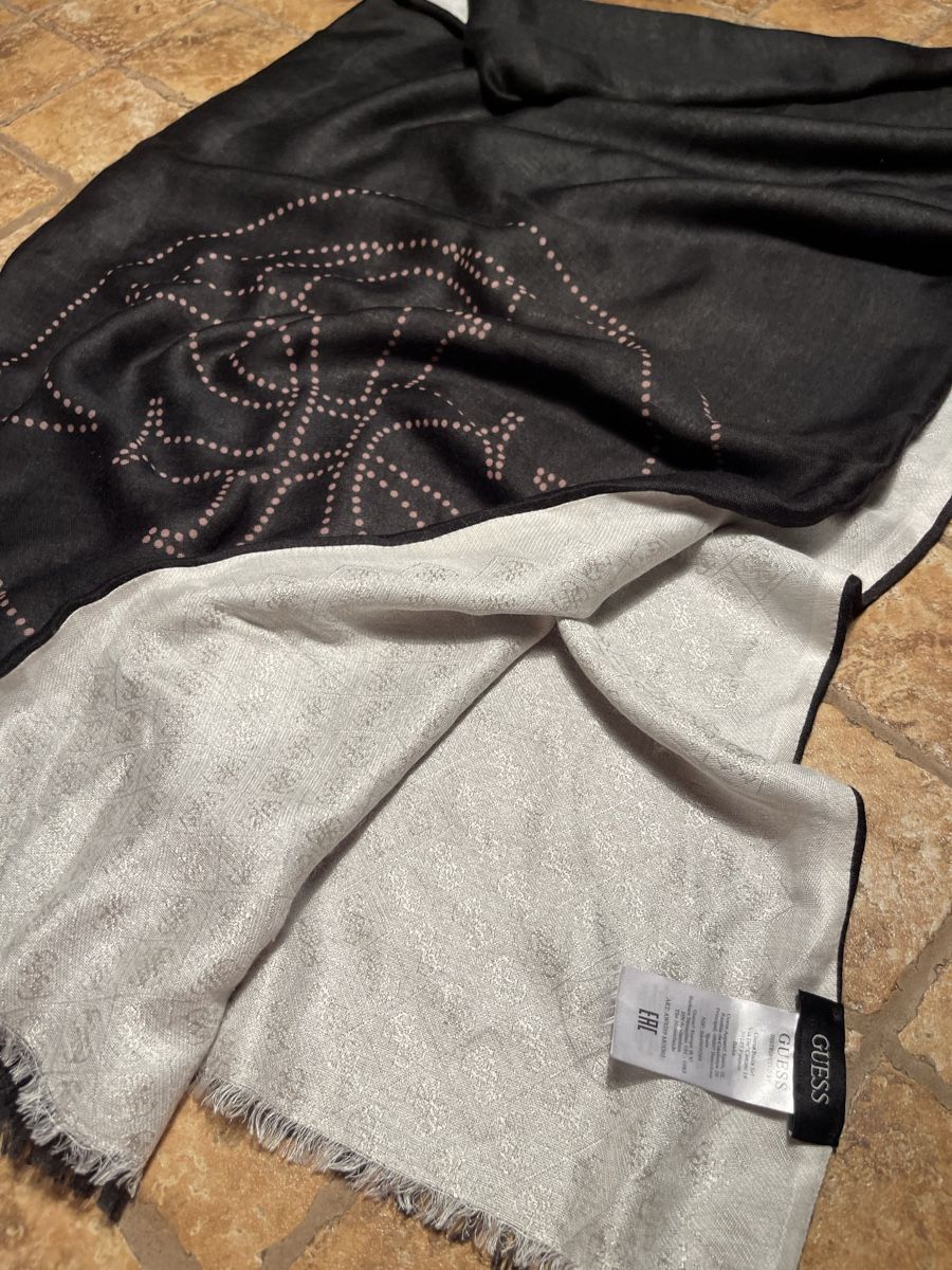 Guess Foulard & Sciarpe: Guess Scialle grande-doppio con logo – Nuovo (secondo la descrizione) da Gordevio venduto da LanaZimm 5