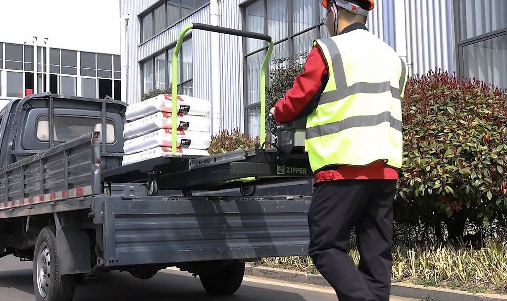 Carrelli elevatori e a forche: Scherenhubwagen mit Akku Transporter einfach Laden – Nuovo e nell'imballaggio originale da Necker venduto da liq24 4
