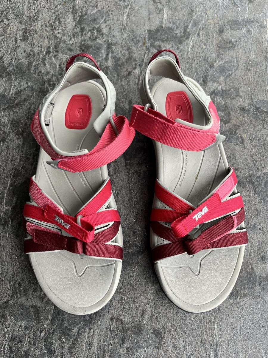 Teva Scarpe da donna: Teva Sandalen pink-rot Grösse 40 – Nuovo (secondo la descrizione) da Eglisau venduto da regulmei