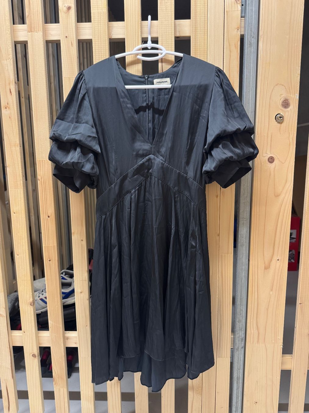 Zadig & Voltaire Kleider: Robe noire manches bouffantes neuf – Neu (gemäss Beschreibung) aus Chavannes-pres-Renens von mar_2x72