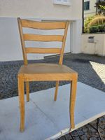 Holzstuhl mit Sprossenrückenlehne in gebrauchtem Zustand