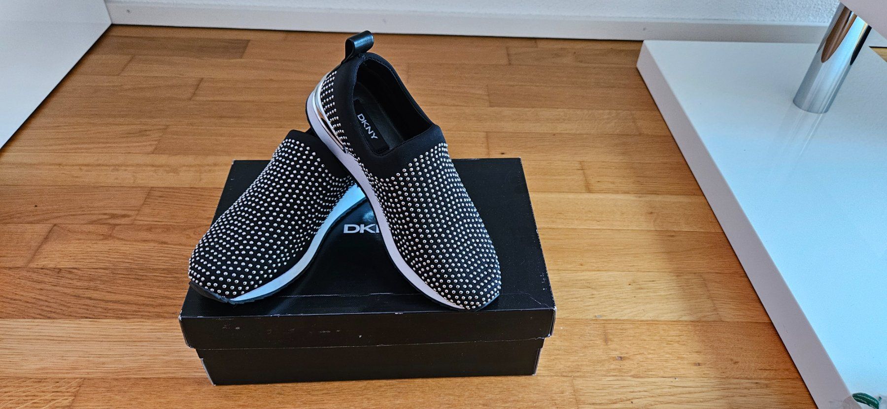 DKNY Scarpe da donna: Sneaker von DKNY Gr. 37 Schwarz, Weiss, Silber – Usato da Zweidlen venduto da Shubli 3
