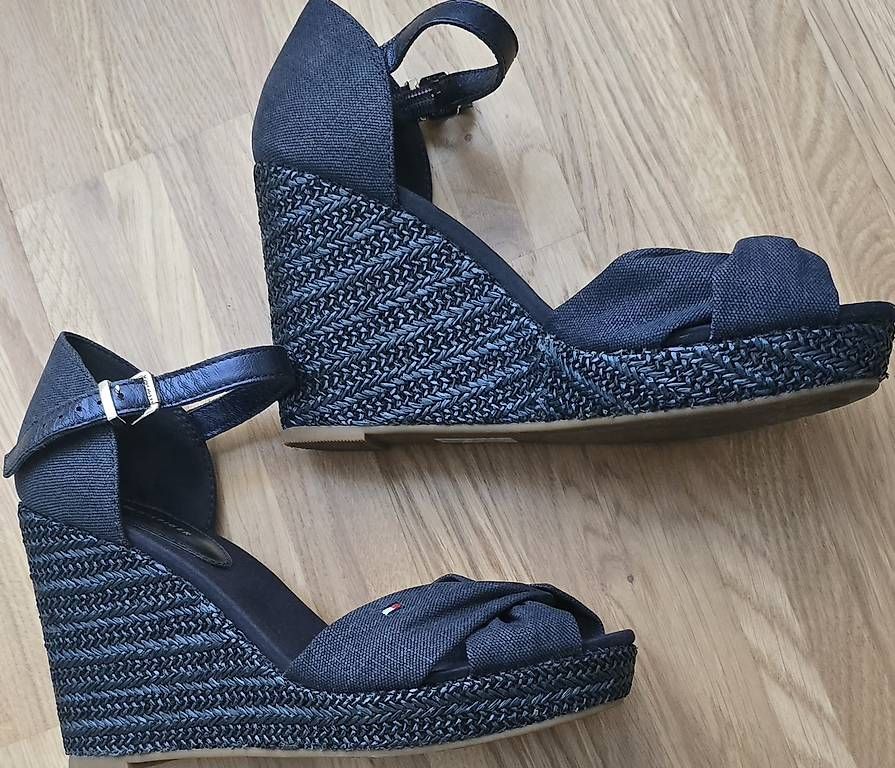 Tommy Hilfiger Scarpe da donna: Tommy Hilfiger Keilsandalen  Gr-39. – Usato da Schlieren venduto da sla_5sst 2