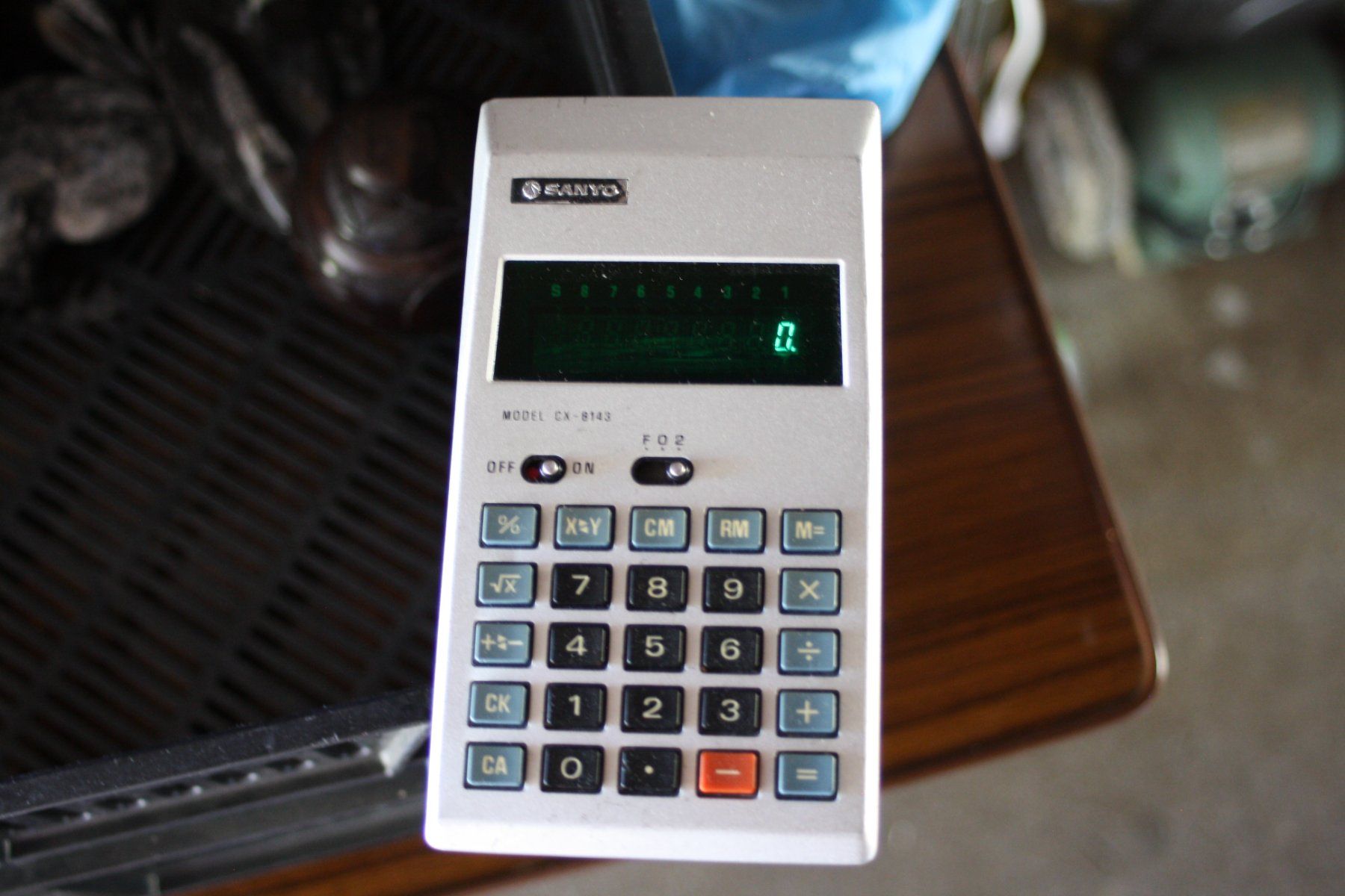 Sanyo Taschenrechner: SANYO VINTAGE LED TASCHENRECHNER – Gebraucht aus Wauwil von Pneuedy 2