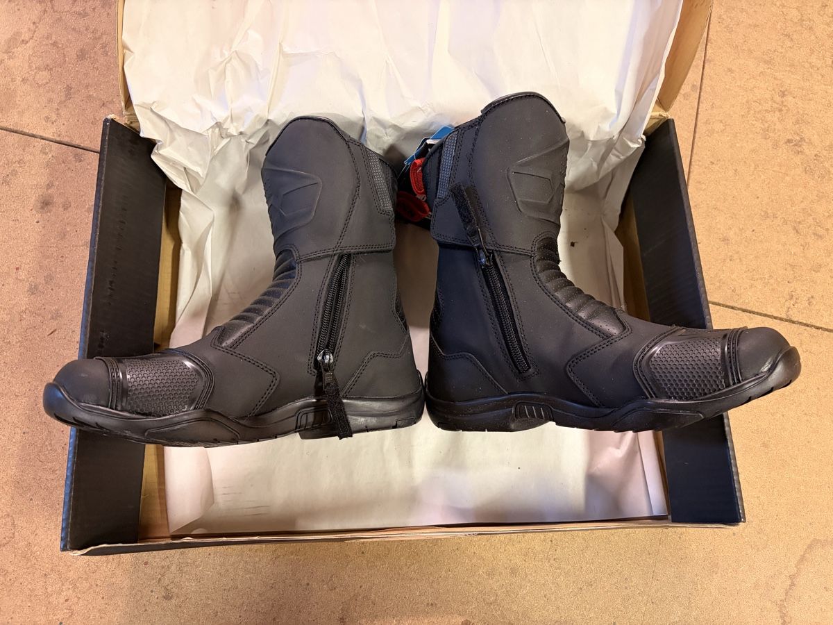 IXS Scarpe da uomo: Motorradstiefel iXS, Grösse 40, neu – Nuovo e nell'imballaggio originale da Altnau venduto da kurvenmuehle 1