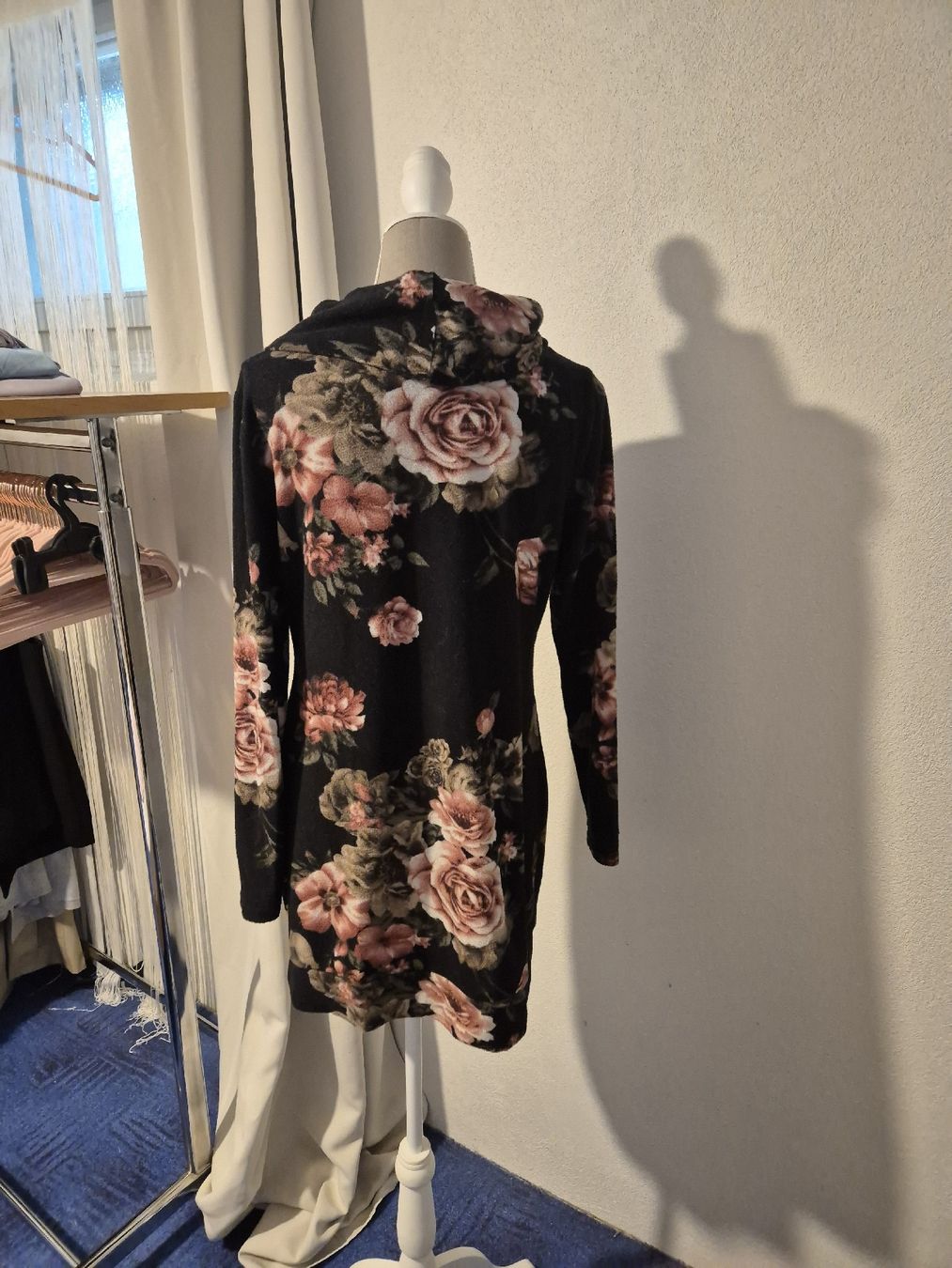 Pullover & Sweatshirts: Damen Pullover Blumenmuster schwarz Grösse M gebraucht – Gebraucht aus Zürich von Drago670 2