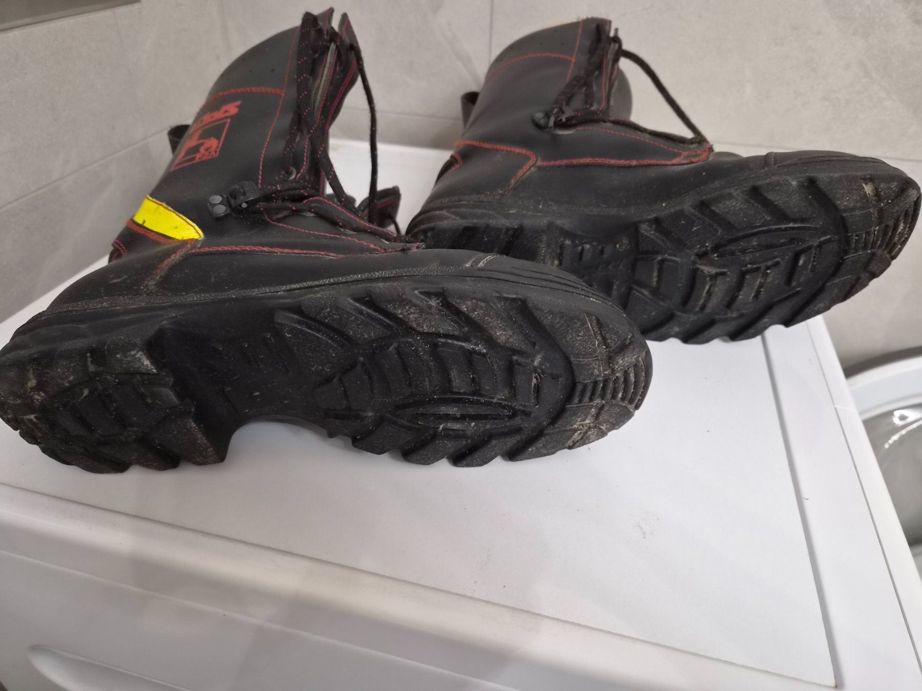 Scarpe da uomo: Feuerwehrstiefel Gr. 45, gebraucht – Usato da Schwanden i.E. venduto da Cothesama 3