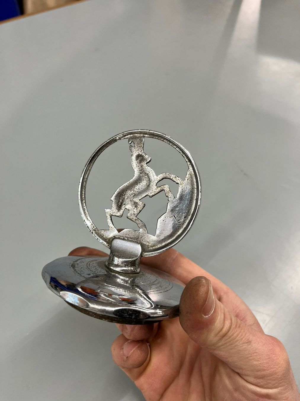 Autos: Kühlergrill Emblem Steiger Martini ca. 1920 Oldtimer – Gebraucht aus Weinfelden von Klebstreifen 2