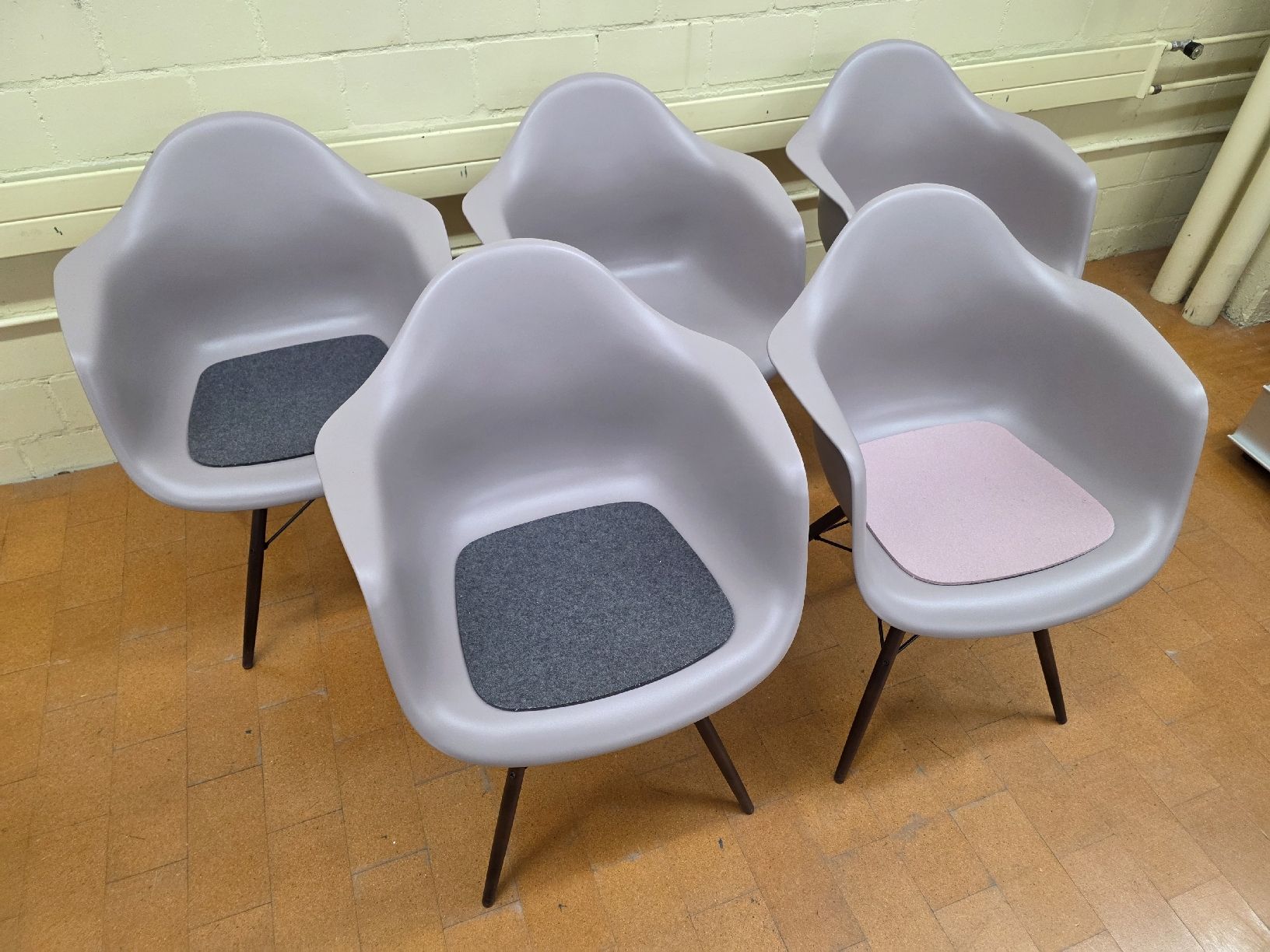Vitra Sedie: 5 Designer Stühle Eames Vitra DAW in Mauvegrau – Usato da Lichtensteig venduto da Polsterwerk 3