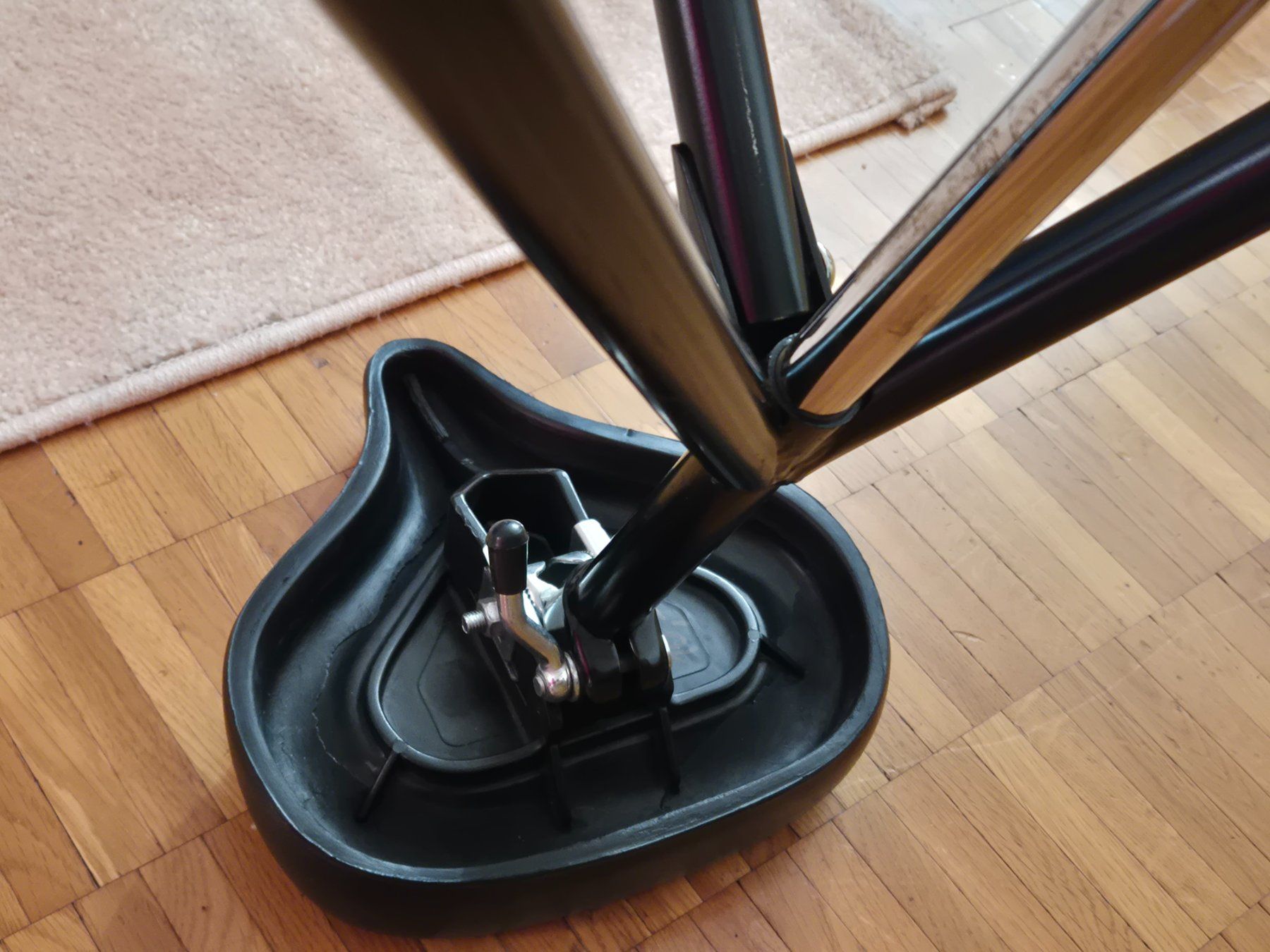 Sgabelli: Tabouret design pliable avec selle de velo – Usato da Monthey venduto da McAuthor 1