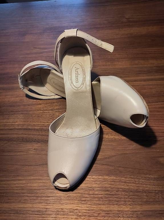 Scarpe da donna: Perlfarbene Absatzschuhe Grösse 41 – Usato da Zug venduto da martine_