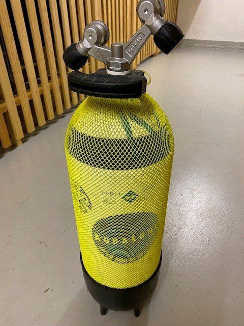Bombole da sub: Doppelventil Tauchflasche 15 l – Usato da Scherzingen venduto da hei_5m86