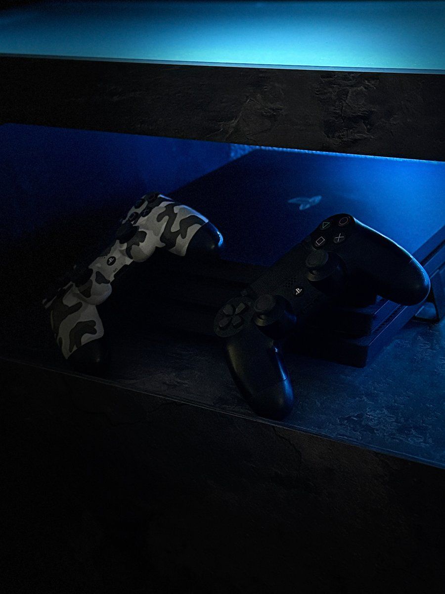Sony Consoles: PS4 Pro (Neuwertig) + 2 Controller + 17 Games – D'occasion à Cham par dRac0.CH