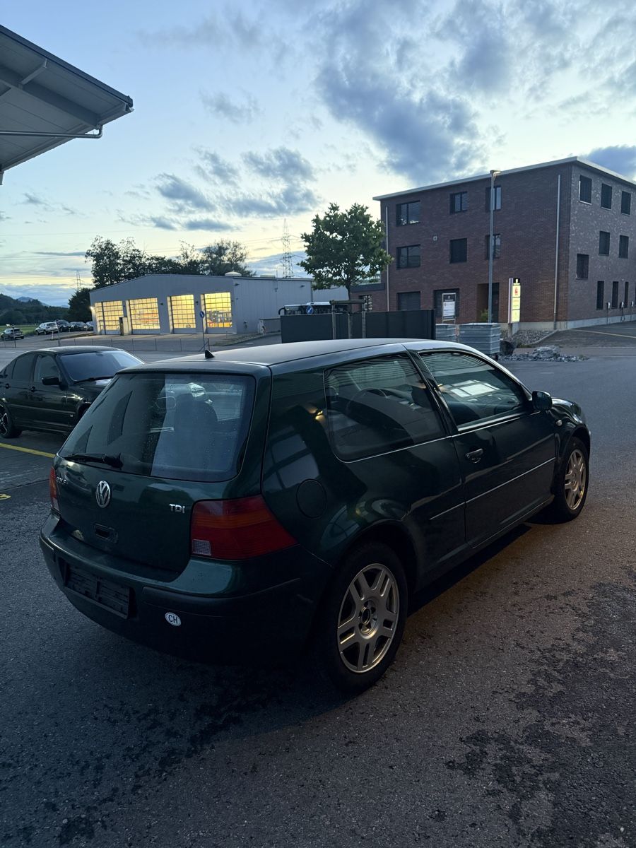 VW Automobili: Vw Golf 1.9 TDI Automat – Usato da Uznach venduto da gar_sj6y 2