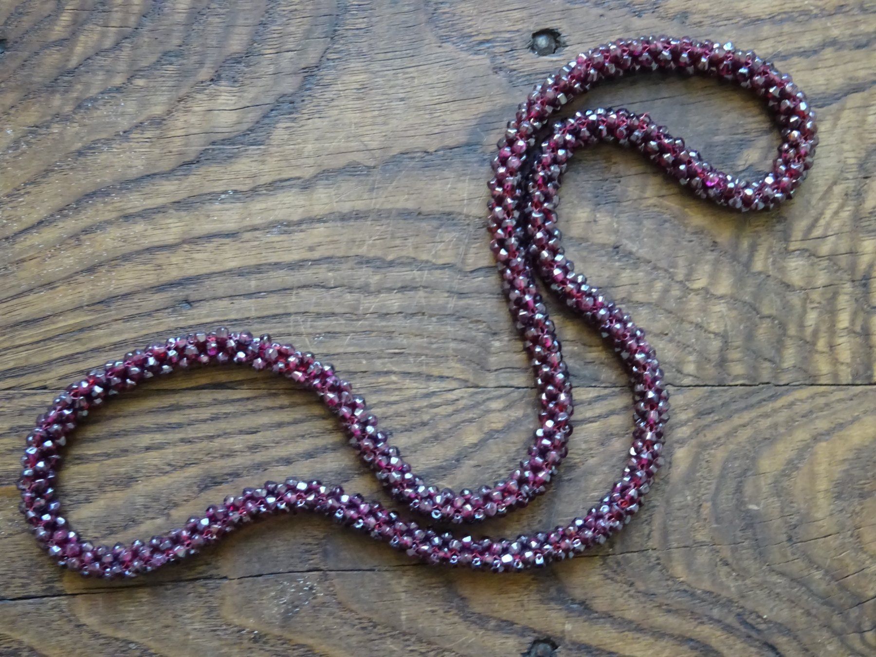 Ketten: Granatkette gestrickt – Gebraucht aus Oetwil am See von Golfsud
