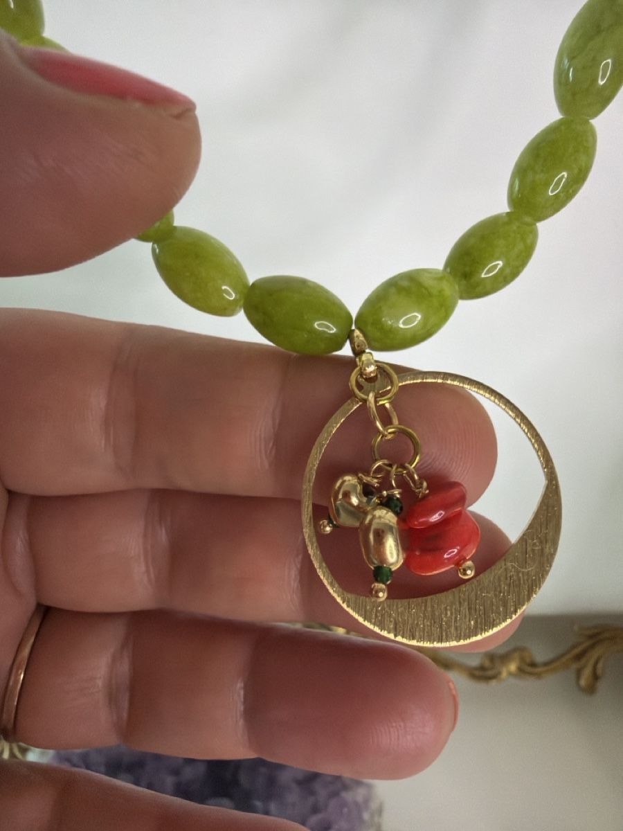 Catenine: Green Beaded Necklace with Red Charm - Elegant Summer Style – Nuovo e nell'imballaggio originale da Bouveret venduto da dou_g8q7 3