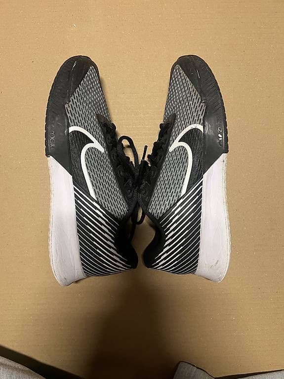 Scarpe da uomo: Nike sporthallenschuhe grösse 40  – Usato da Zürich venduto da zevius 2