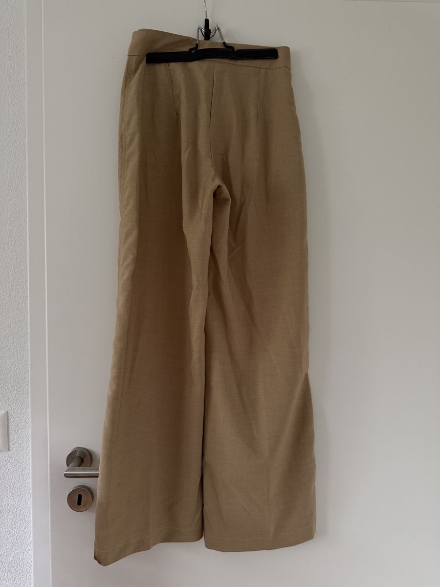 Bershka Hosen: Beige Stoffhose – Gebraucht aus Villigen von Liviaange 1