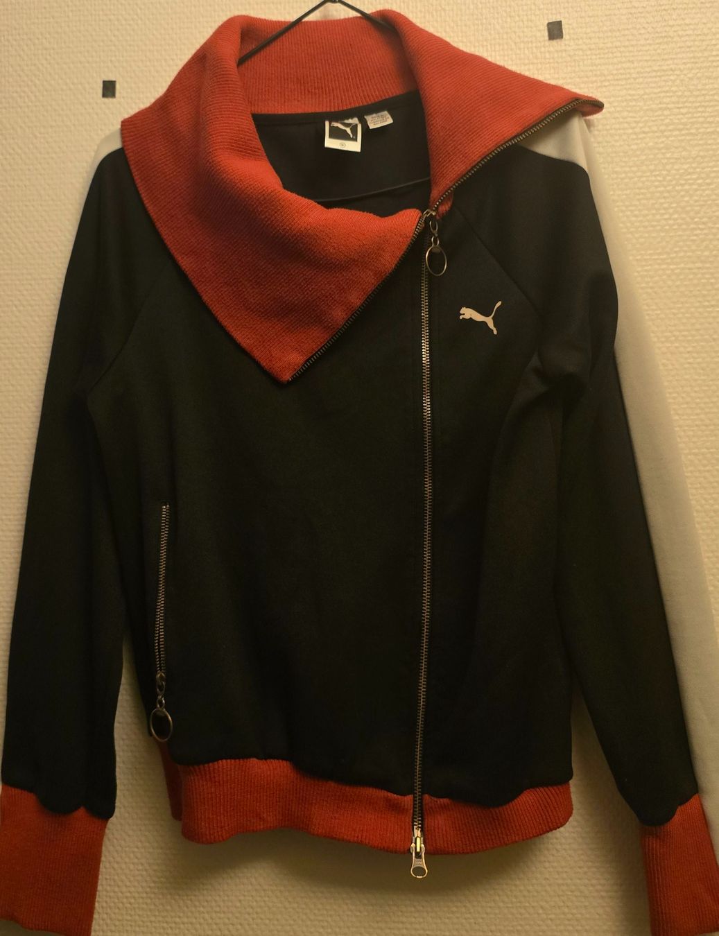 Puma Giacche: Puma track jacket black red white used condition – Usato da Lausanne venduto da b_r_6z5f