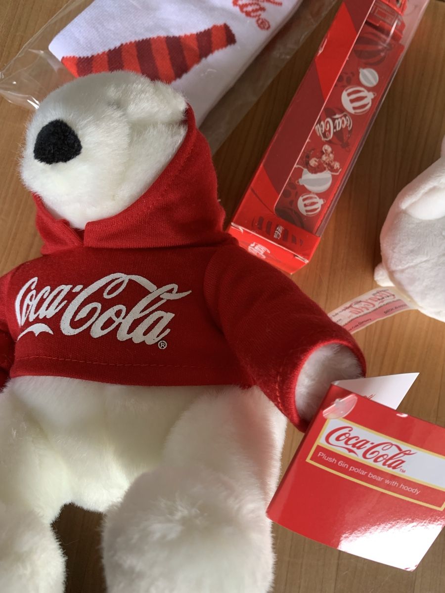 Statuette: Coca Cola Merch Bundle , Eisbär, Socken, Truck, Magnet – Nuovo (secondo la descrizione) da Aarwangen venduto da ChristineHoKa 1
