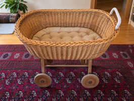 Berceau ancien en osier sur roues en bois – très beau modèle