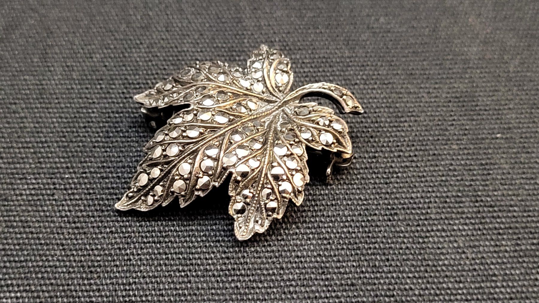 Broches & Aiguilles: Silber-Brosche AHORNBLATT mit Markasiten – D'occasion à Basel par spinne02