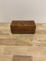 Holzschatulle mit Schnitzerei und blauem Inlay guter Zustand