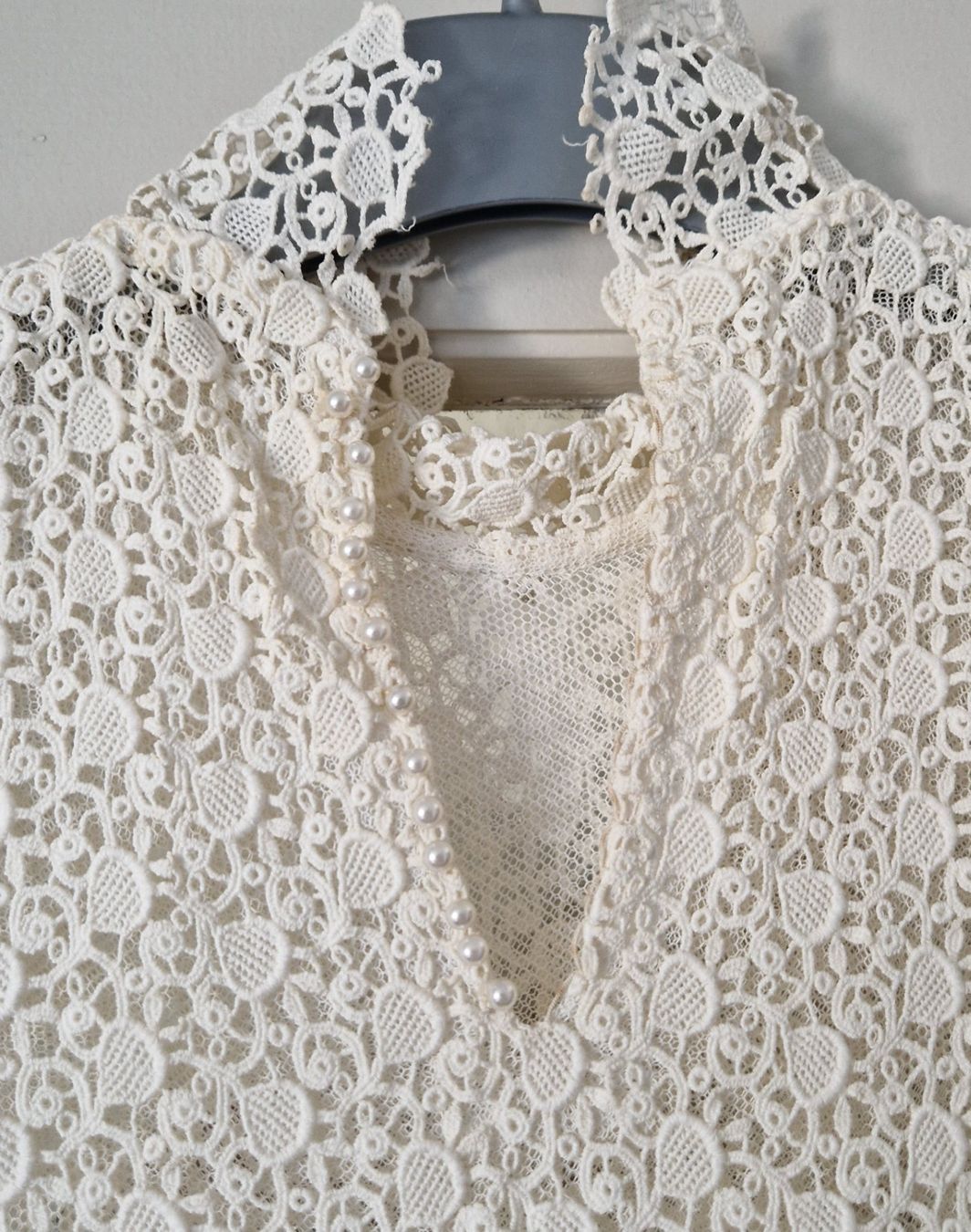 Blusen: Elegante Spitzenbluse, Creme, Gr. S, Perlenknöpfe – Gebraucht aus Bern von Antikbatik 6